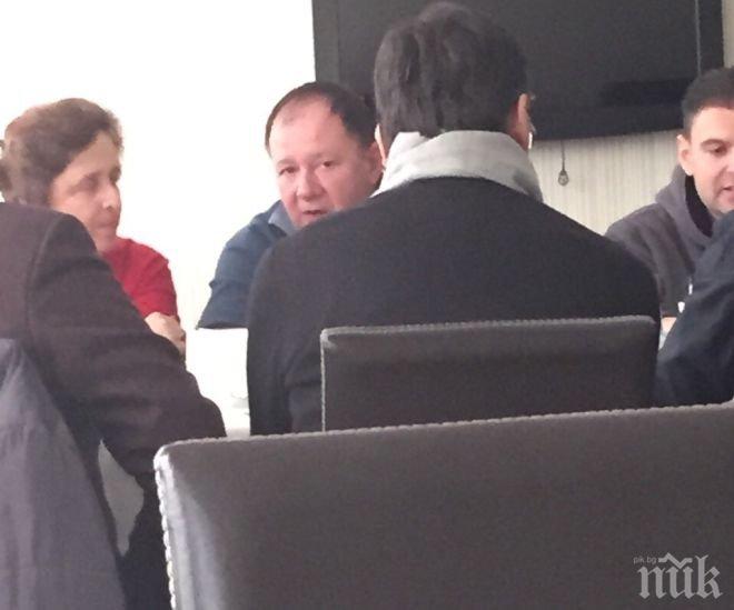 ЕКСКЛУЗИВНО и САМО в ПИК! Миков засечен на горещ обяд във Фамилията (папарашки снимки)