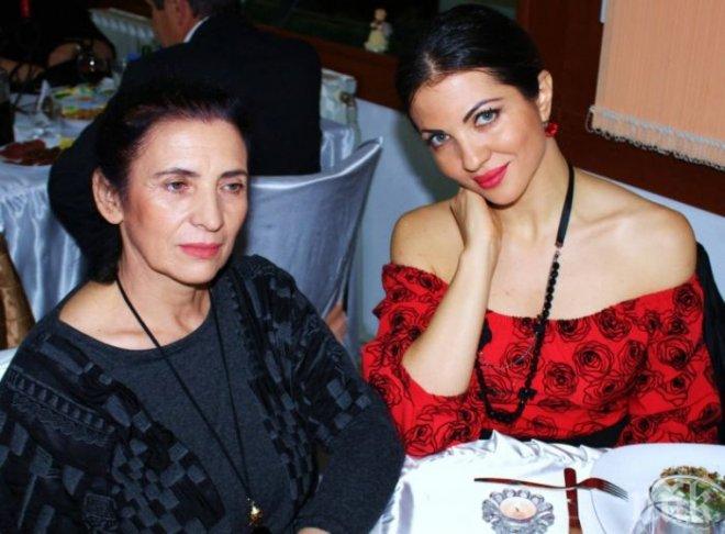 Майката на фолк певицата Райна събра очите на феновете й. Конкурирала щерка си по хубост (снимки) Майката на фолк певицата Райна събра очите на феновете й. Конкурирала щерка си по хубост (снимки)