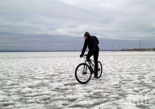Колоездачи карат по замръзналото езеро Вая в Бургас (снимки)
