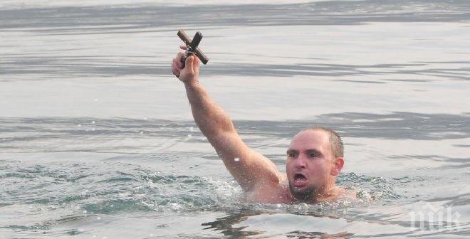 Около 70 мъже ще търсят Богоявленския кръст в ледените води