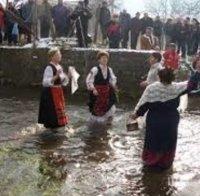 В Карлово къпят булки за здраве на Ивановден
