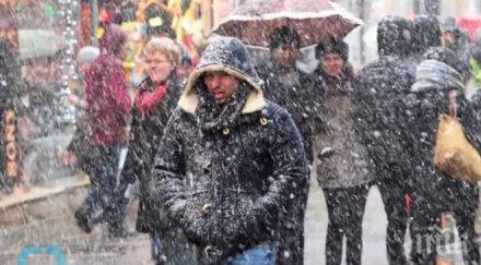 необичайна снежна буря парализира близкия изток видео