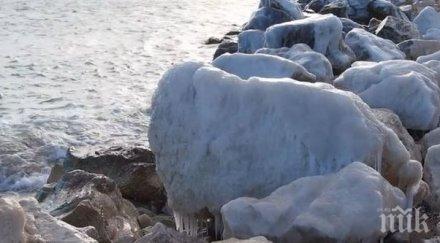 лед скова крайбрежието варна наблюдават врящо море