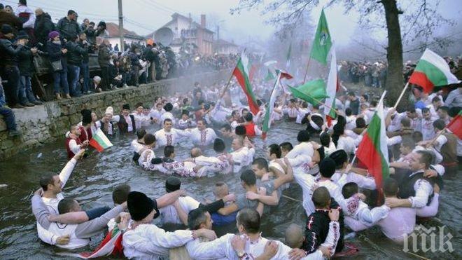 Ученик извади кръста в Карлово