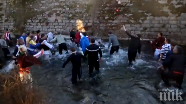 Чудо! За първи път в Благоевград извадиха кръста без бой (видео)