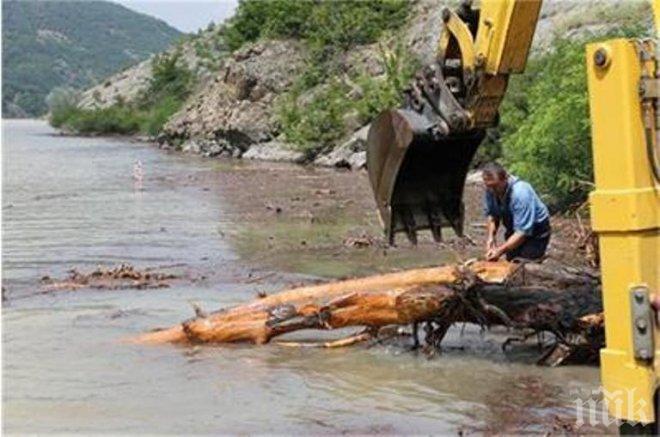 И багер вече търси кръста в Петрич
