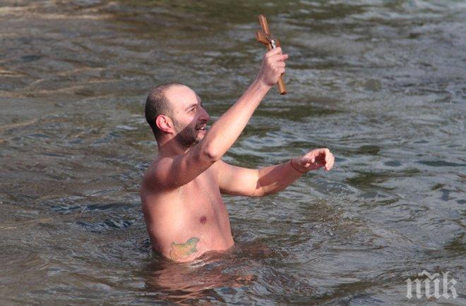 27-годишен извади кръста на Йордановден в Стара Загора