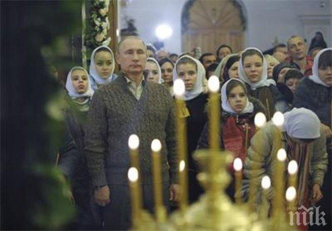 Путин посреща Коледа в плетен пуловер в селска църква