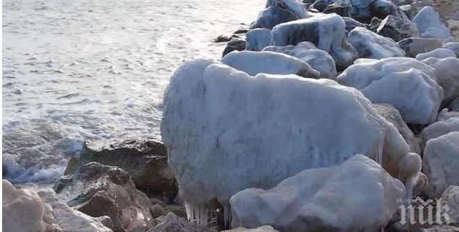 Лед скова крайбрежието, във Варна наблюдават врящо море