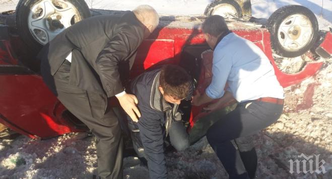 Идиотски пиар от министър Москов. Той помага на ранени, охраната му снима. Накрая - фукня във Фейсбук!