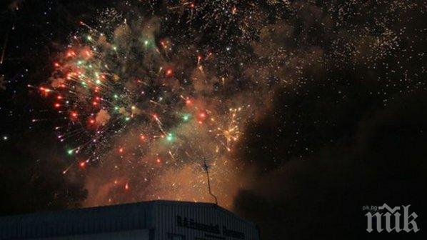 Гръмна фабрика за фойерверки, хора полетяха от ударната вълна (видео)

