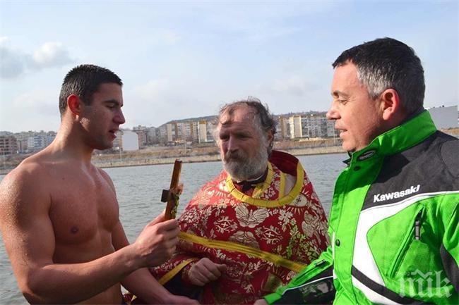 19-годишен извади кръста от Арда