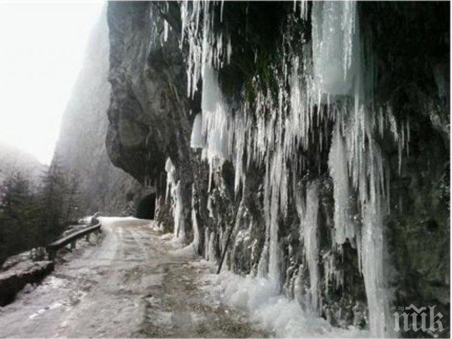 Вижте най-ледения път в България - кмет го чисти на ръка