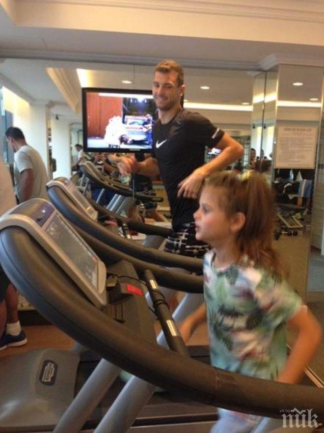 Шоу! Детенце помага на Гришо да помпа мускули във фитнеса (снимка)