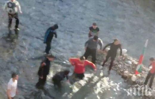 Поп финтира мокри смелчаци, хвърли кръста на сушата (видео)
