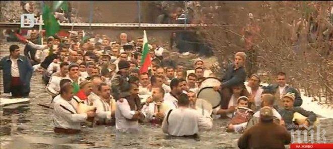 Извадиха кръста от ледените води на Тунджа, започна мъжкото хоро 
