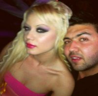 4 месеца след смъртта на гаджето си, певица върти кючеци на масите (СНИМКИ)