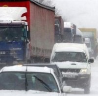 Сняг и поледици обхващат страната