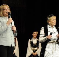 Цецка Цачева пропя в дует с Николина Чакърдъкова