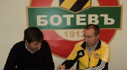 мъри стоилов искам ботев играе европа