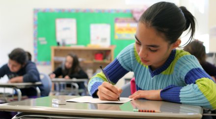 уволниха френска учителка дала домашно самоубийството