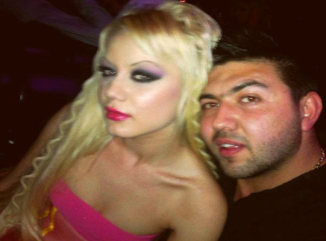 4 месеца след смъртта на гаджето си, певица върти кючеци на масите (СНИМКИ)