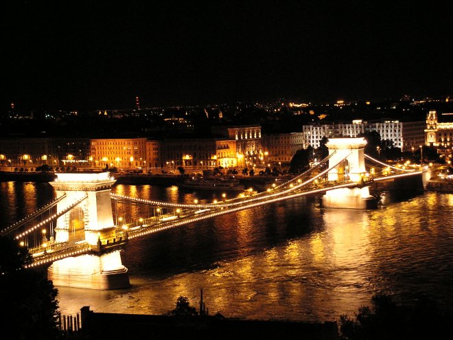 Унгарски студенти блокираха Дунава, протестират срещу икономиите