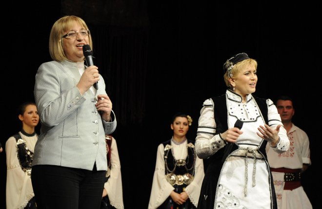 Цецка Цачева пропя в дует с Николина Чакърдъкова