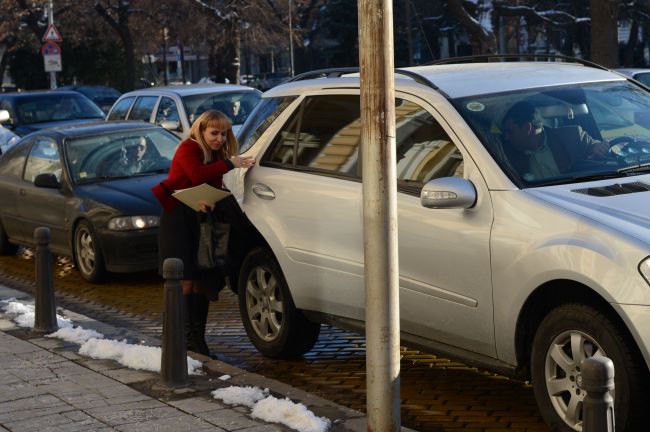 Разкритие на ПИК: Министър Ковачева се вози на конфискуван джип