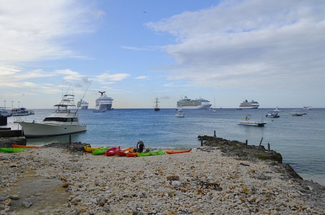 Aрестуваха премиера на Кайманите 