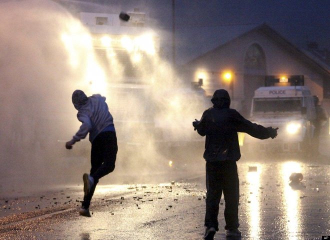 Подпалиха патрулка в Белфаст