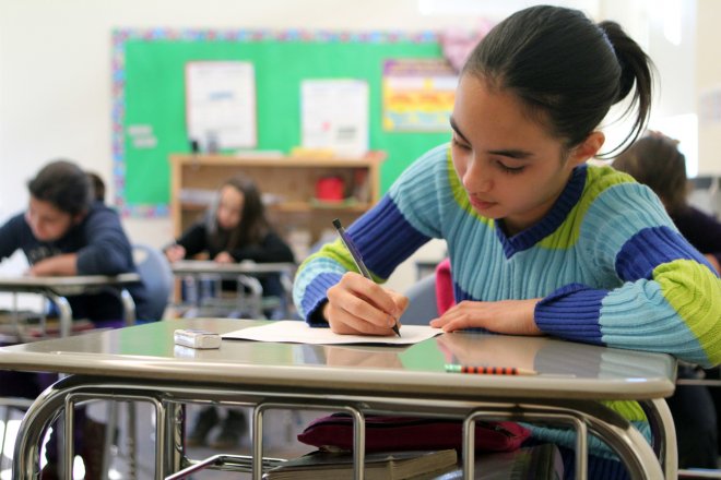 Уволниха френска учителка, дала домашно за самоубийството