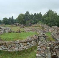 Срамота! Превърнаха антична крепост в сметище