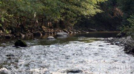 реките страната остават около праговете високи води