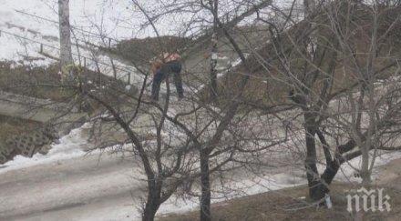 гол мъж разбива лед кирка софия