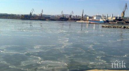 студ скова бургас морето замръзва снимки