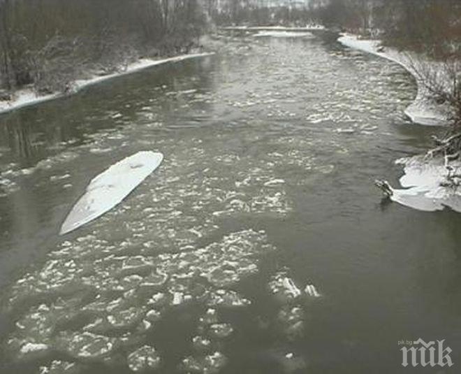 Ужас! Лодката на бракониер се пръсна в ледената Марица, мъжът се удави