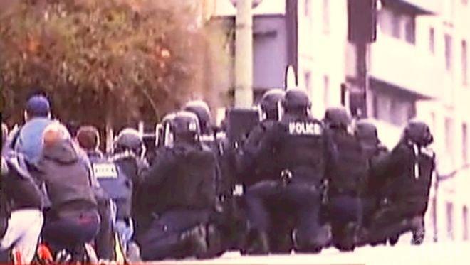 Атакуват братята Куаши, чуват се и се виждат взривове (видео на живо)