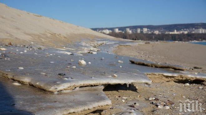 Плажът във Варна замръзна