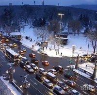 Кошмар! София осъмна с нов сняг, под него дебне коварен лед!