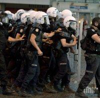 Двама терористи се опитаха да взривят мол в Истанбул