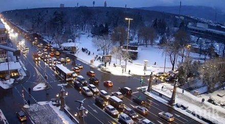 кошмар софия осъмна нов сняг дебне коварен лед