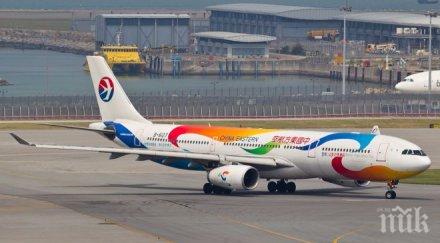 двама китайци отвориха аварийните изходи самолет забавил излети