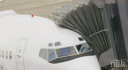 пасажери отворили аварийни изходи самолет бавел