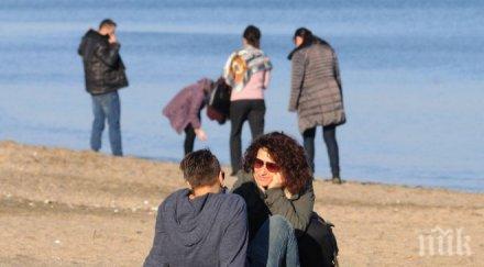 бургазлии отидоха плажа яркото януарско слънце снимка