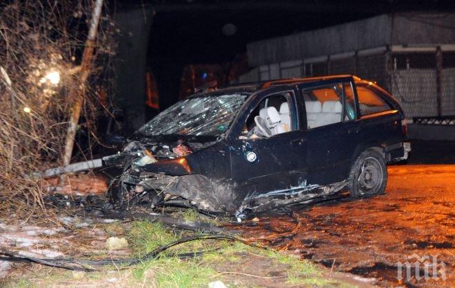 Ужас в София! Младеж полетя с БМВ от мост и загина, приятелката му е в шок в „Пирогов“ (снимки)