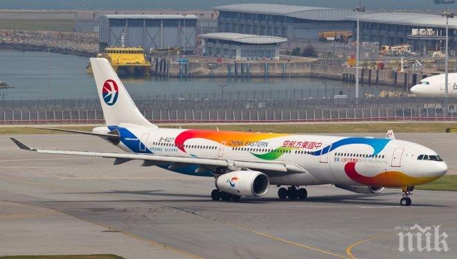 Двама китайци отвориха аварийните изходи на самолет, забавил се да излети