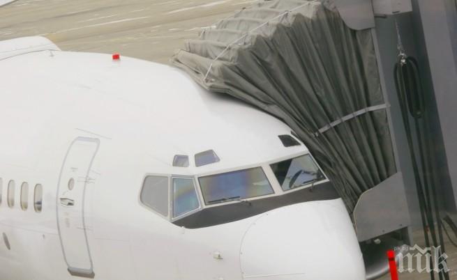  Пасажери отворили аварийни изходи на самолет, бавел се