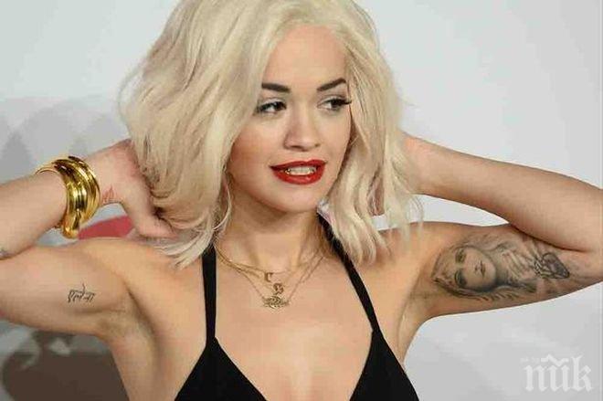 Излагация! Рита Ора се изтърси пред цяла Америка (снимка)