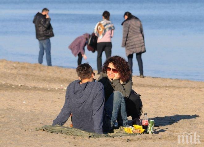 Бургазлии отидоха на плажа под яркото януарско слънце (снимка)